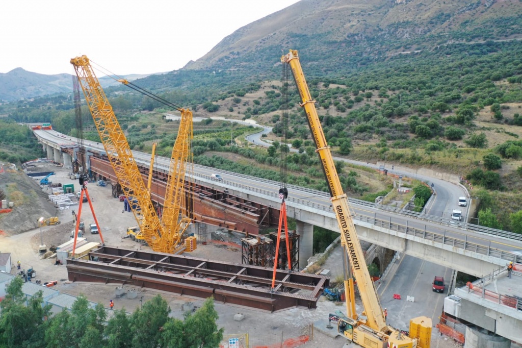 All the various ones involved the LR 1500 and LTM 1400 cranes of Gradito Oleodinamica Srl which, entrusted to expert crane operators, assisted by the lift manager Ing. Basile Vincenzo and guided by the lifting director