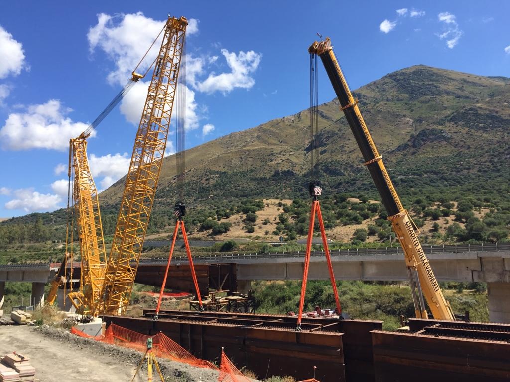 All the various ones involved the LR 1500 and LTM 1400 cranes of Gradito Oleodinamica Srl which, entrusted to expert crane operators, assisted by the lift manager Ing. Basile Vincenzo and guided by the lifting director