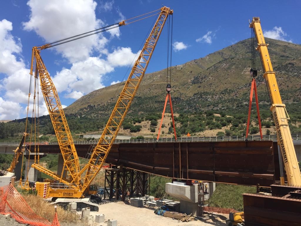 All the various ones involved the LR 1500 and LTM 1400 cranes of Gradito Oleodinamica Srl which, entrusted to expert crane operators, assisted by the lift manager Ing. Basile Vincenzo and guided by the lifting director