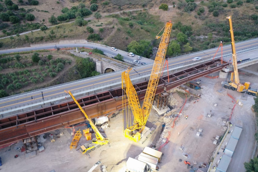 All the various ones involved the LR 1500 and LTM 1400 cranes of Gradito Oleodinamica Srl which, entrusted to expert crane operators, assisted by the lift manager Ing. Basile Vincenzo and guided by the lifting director