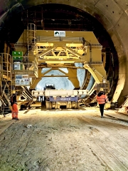 Movimentazione tramite ausilio dei nostri modulari alta portata del carro utilizzato per lo spostamento della struttura di rinforzo della galleria naturale di Caltanissetta